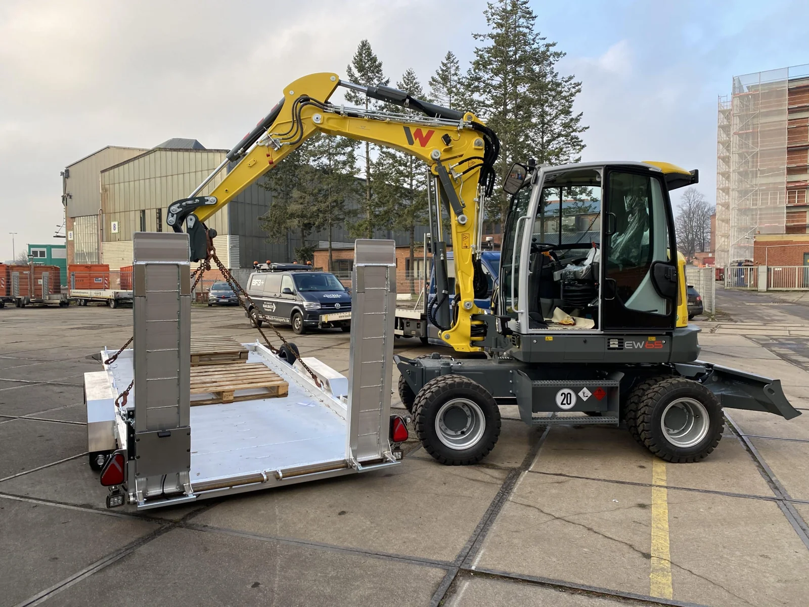 Baumaschine auf einem Kaulbach Tieflader