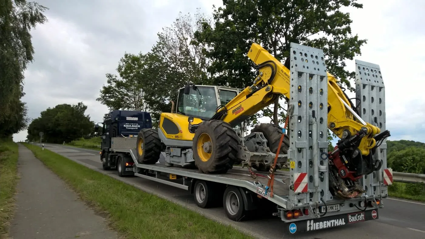 Kaulbach Tieflader mit Baumaschine