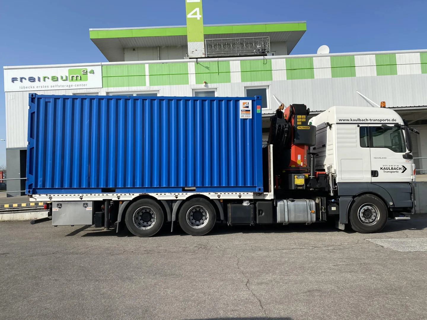 Kaulbach Fahrzeug mit Ladekran und Container