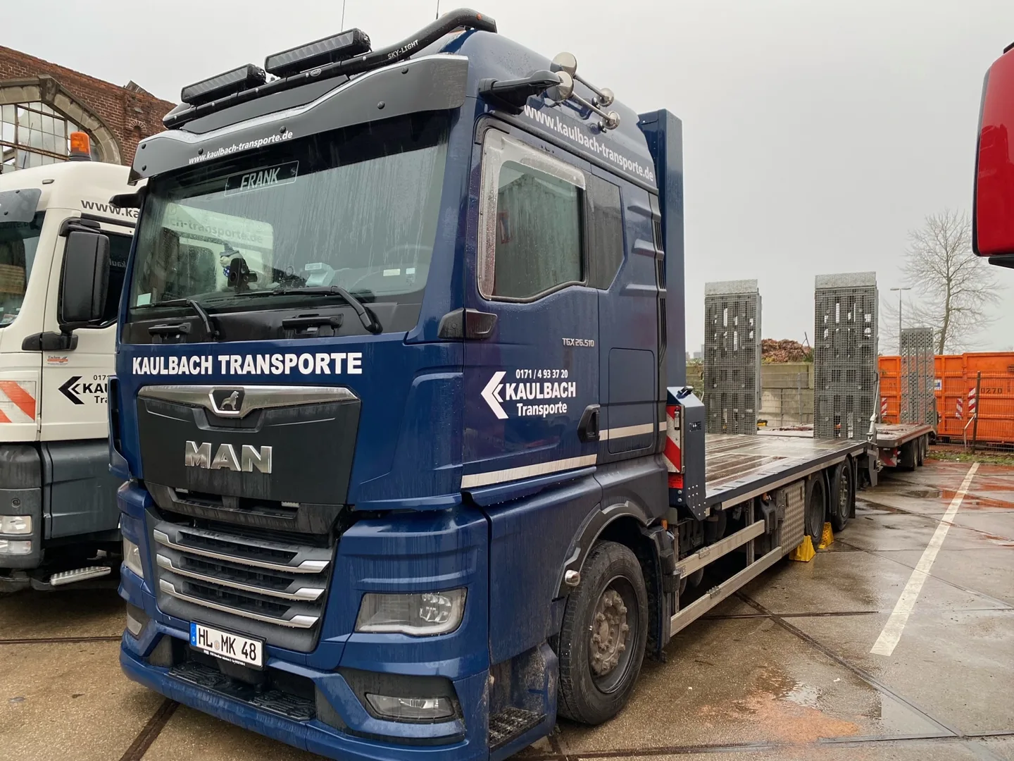 MAN TGX 26.510 Plateauwagen mit Rampen