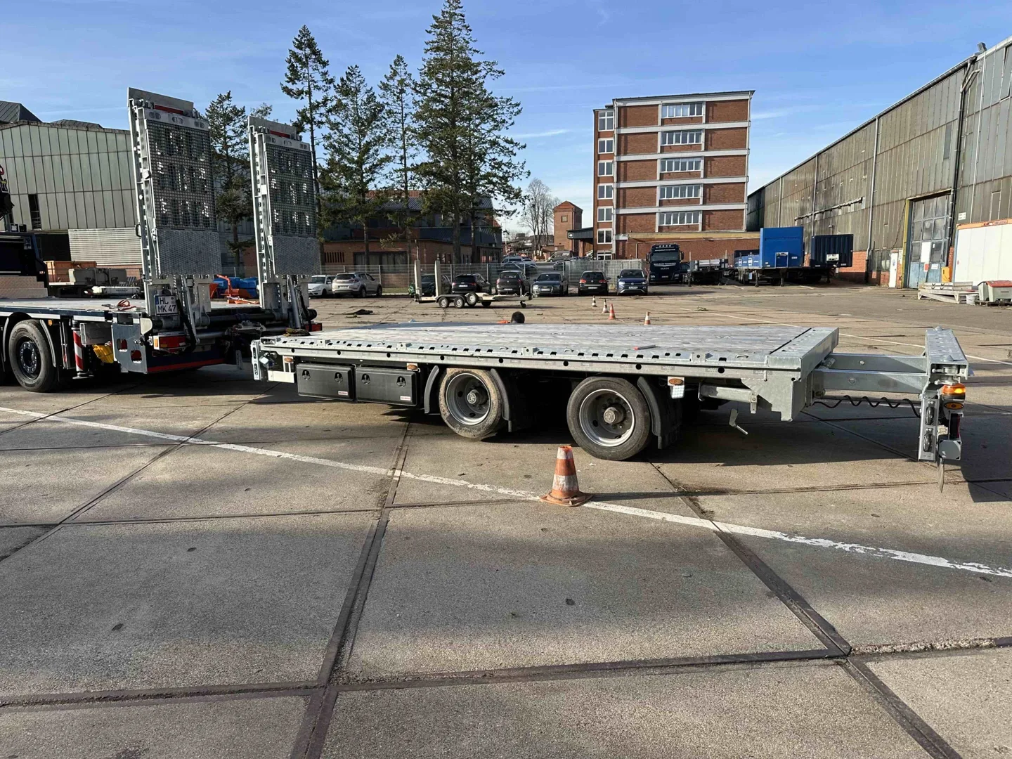 Kaulbach Containeranhänger auf dem Betriebsgelände im Sonnenschein