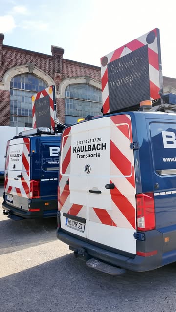 Zwei Kaulbach Begleitfahrzeuge für Schwertransporte
