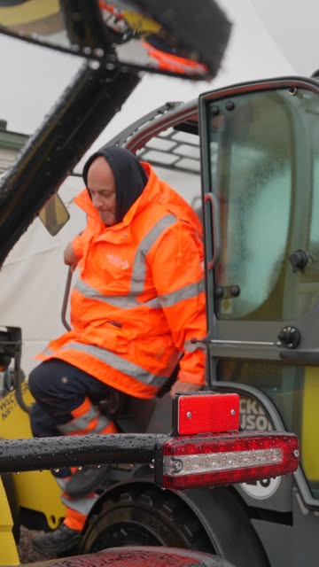 Ein Kaulbach Mitarbeiter in orangefarbener Warnkleidung bei der Arbeit